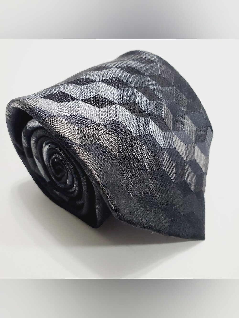 Axcess by Claiborne Men's Silk Neck Tie Black Geometric Pattern Jacquard Fabric
